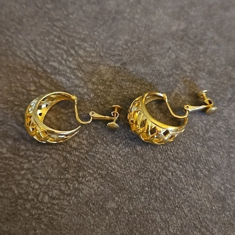 VTG NAPIER Goldtone Basketweave Chunky Hoop Clip-on Earrings
